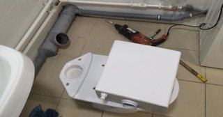 Установка напольного унитаза в Североуральске: монтаж под ключ от СантехДомСву от 5284 рублей.